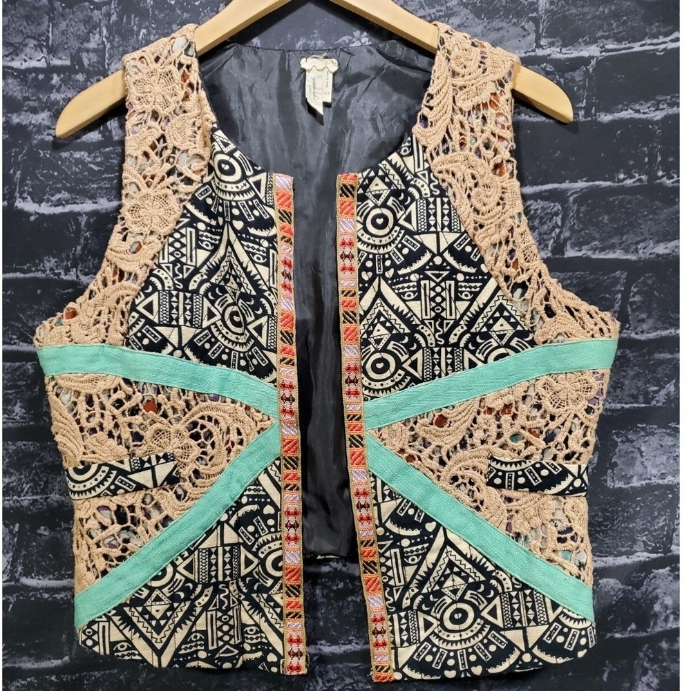 Gimmicks by BKE Boho Mixed Media Crochet Lace Geometric Open Front Vest Lg Boho